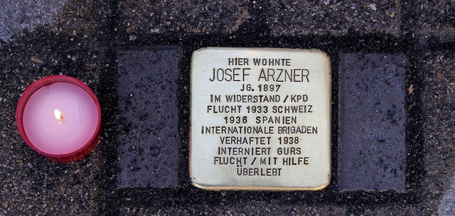 Seit 2016 erinnert ein Stolperstein vo...ustrae 16 in Tiengen an Josef Arzner.  | Foto: Theresia Rdiger