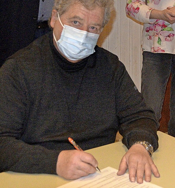 Winfried Zumkeller unterzeichnet die Beitrittserklärung seines Vereins.  | Foto: Christiane Sahli