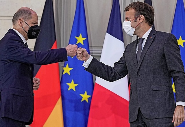 Olaf Scholz und Emmanuel Macron gren sich am Freitag mit Faustcheck.  | Foto: Michael Kappeler (dpa)