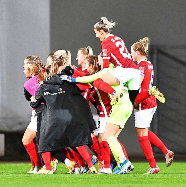 Riesenfreude bei den SC-Spielerinnen nach dem Ausgleichstreffer.  | Foto: Achim Keller