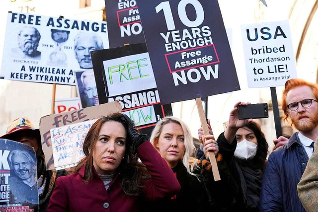 Stella Morris, die Verlobte von Julian...erenden vor dem High Court in London.   | Foto: Frank Augstein (dpa)