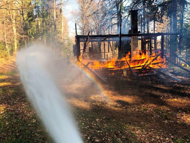 Die Heuberger Htte brannte am Nachmittag des 7. April 2020.  | Foto: Feuerwehr Kandern