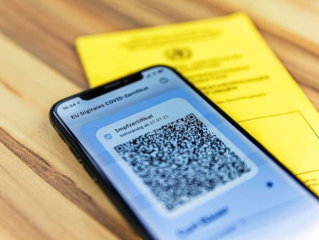 Fr den Nachweis einer Corona-Impfung ...ausgedient, bentigt wird ein QR-Code.  | Foto: curtbauer  (stock.adobe.com)