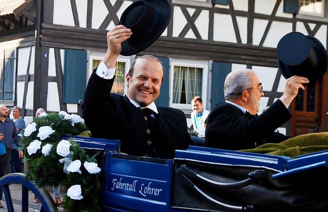 Nein, das ist nicht die Siegeskutsche ...it Pfarrer Heinz Adler beim Festumzug.  | Foto: Heidi Foessel