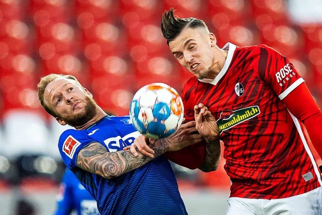 Hoffenheims Kevin Vogt (l) in Aktion gegen Freiburgs Ermedin Demirovic (r).  | Foto: Tom Weller (dpa)