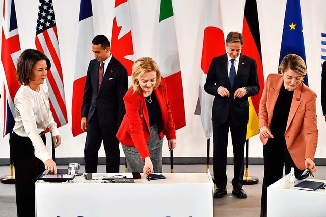 Die neue deutsche Auenministerin Anna...ks) beim Treffen der G7-Auenminister.  | Foto: ANTHONY DEVLIN (AFP)