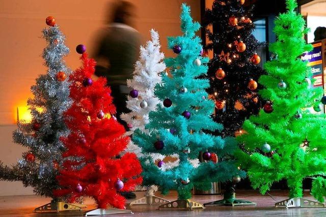 Warum ein Paar 444 Weihnachtsbäume in seiner Wohnung schmückt