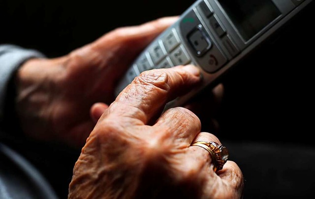 Immer wieder werden Senioren am Telefon getuscht.  | Foto: Karl-Josef Hildenbrand (dpa)