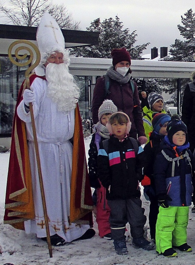 Der Nikolaus und einige der Kinder im Garten der Seniorenresidenz.  | Foto: Kindertagessttte Hchenschwande