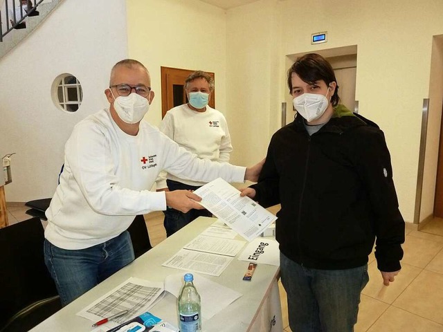Manfred Lauble (von links) und Joachim...n notwendigen Papieren fr das Impfen.  | Foto: Heidrun Simoneit