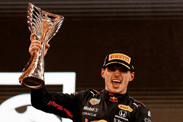 Der neue Weltmeister Max Verstappen mit Pokal  | Foto: KAMRAN JEBREILI (AFP)