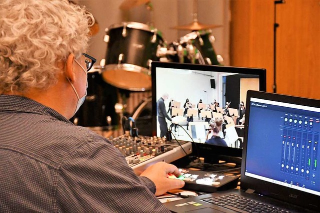 Am Mischpult steuerte Christoph August...er Musikschule Lrrach, die Aufnahmen.  | Foto: Barbara Ruda