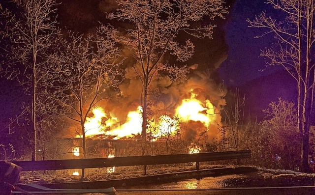 Nicht mehr zu retten war die Halle in ...e am Samstagmorgen vollstndig nieder.  | Foto: Kantonspolizei Aargau