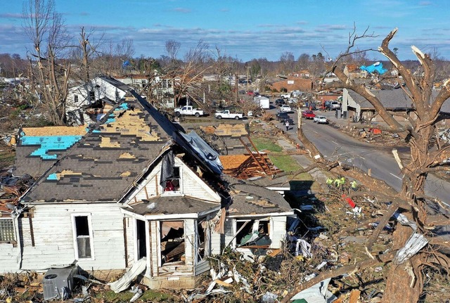 In Mayfield im US-Bundesstaat Kentucky...lreiche Menschen ihre Huser verloren.  | Foto: SCOTT OLSON (AFP)