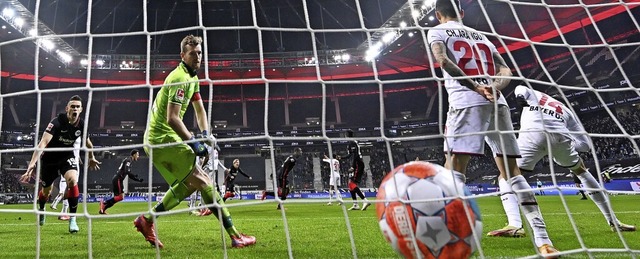 Drin ist er: Even N&#8217;Dicka hat so...er um Torwart Lukas Hradecky erzielt.   | Foto: Arne Dedert (dpa)