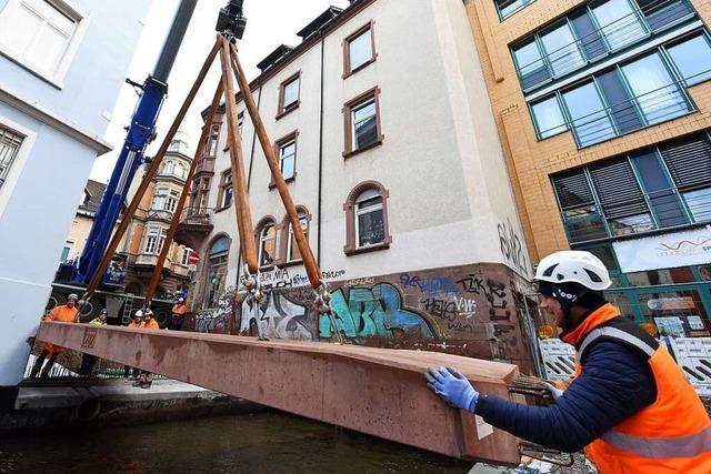 Der Brückenbau in Freiburgs enger Altstadt verlangt Zentimeterarbeit