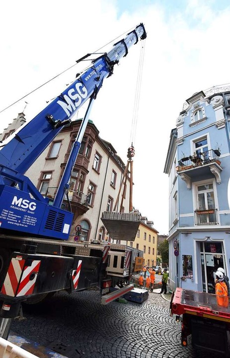 Die tonnenschweren Betonteile müssen m...hen den Altstadthäusern bewegt werden.  | Foto: Rita Eggstein