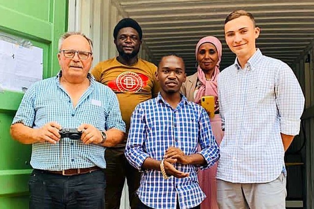 Josef Vogt (links) lieferte per Contai...larmodule fr eine Schule in Tansania.  | Foto: Josef-Vogt-Stiftung