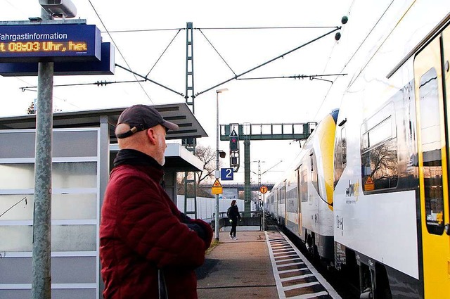 Harald Wendle begrt den 8-Uhr-Zug, der wieder in Friesenheim hlt.  | Foto: Heidi Fel