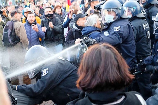 Ein Polizist setzt Pfefferspray gegen ... Bundesregierung ein. Hier in Leipzig.  | Foto: Sebastian Willnow (dpa)