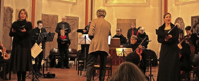 Solisten, Musiker und das Vokalensembl...unter Leitung von Jrn Bartels (Mitte)  | Foto: Georg Vo