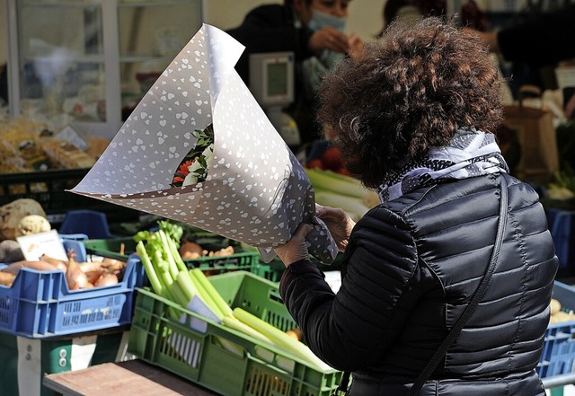 Eine Frau beim Einkauf auf dem Wochenmarkt   | Foto: Bettina Schaller