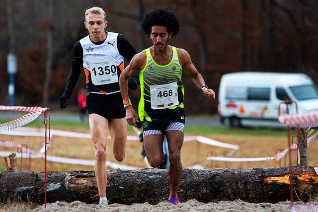 Filmon Teklebrhan (rechts), hier beim ...rd ber zehn Kilometer im Straenlauf.  | Foto: BEAUTIFUL SPORTS/R. Schmitt via www.imago-images.de