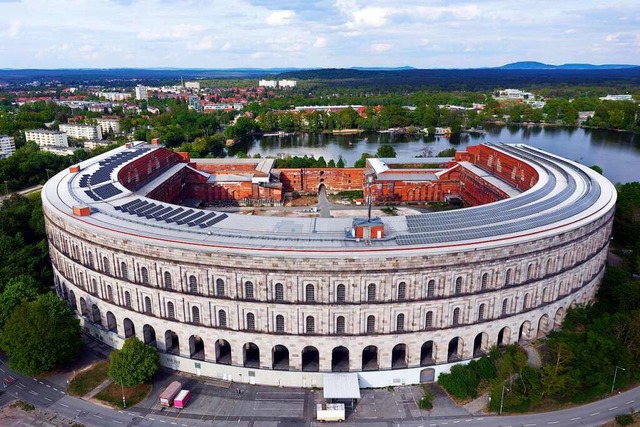 Das Areal der unvollendeten NS-Kongresshalle am Nrnberger Dutzendteich  | Foto: imageBROKER/Norbert Probst via www.imago-images.de
