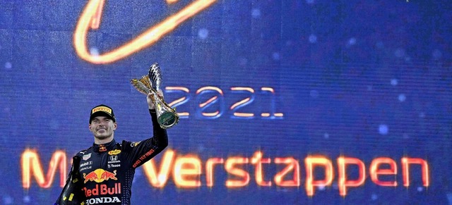 Strahlender Sieger nach spektakulrem und umstrittenem Final-Akt: Max Verstappen  | Foto: ANDREJ ISAKOVIC (AFP)