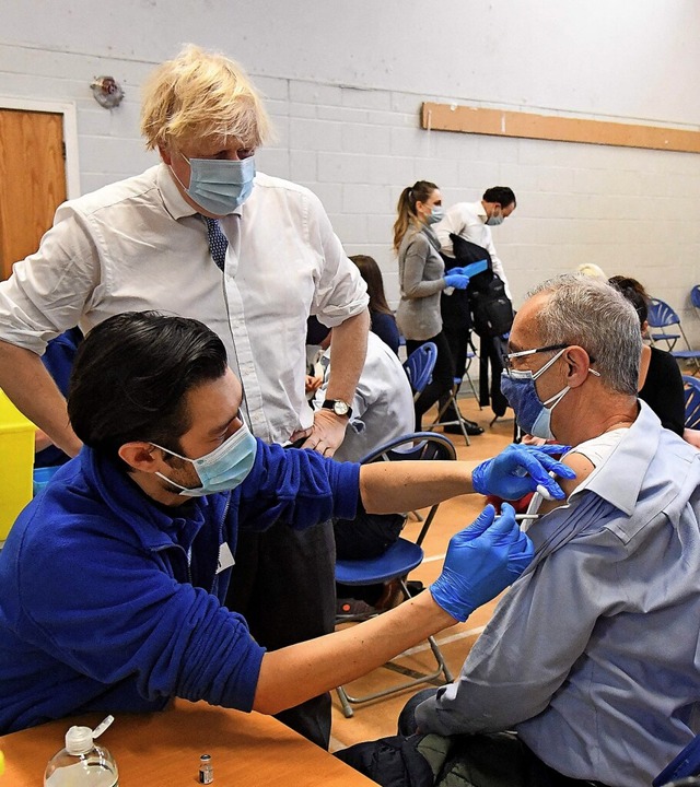 Briten-Premier Boris Johnson am Montag beim Besuch eines Impfzentrums  | Foto: JEREMY SELWYN (AFP)