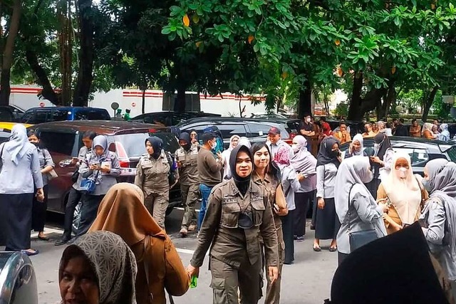 Menschen warten drauen, nachdem sie e...sulawesi, Indonesien, evakuiert haben.  | Foto: Daeng Mansur (dpa)