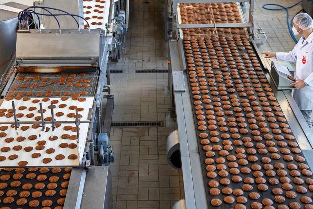 Frisch gebackene Lebkuchen laufen auf ...tion des Lebkuchenherstellers Schmidt.  | Foto: Daniel Karmann (dpa)
