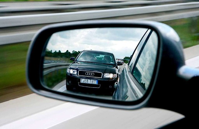 Der Fahrer soll mehrfach die Lichthupe bettigt haben. (Symbolbild)  | Foto: Z1022 Patrick Pleul