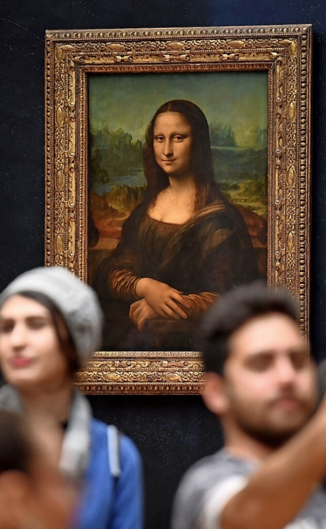 Besucher des Louvre stehen vor der Mon...ra, denn sie machen gerade ein Selfie.  | Foto: ERIC FEFERBERG (AFP)