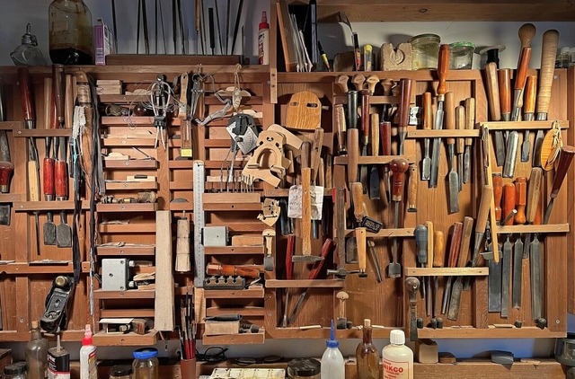 Blick auf die Werkzeugewand des Geigenbauers  | Foto: Privat