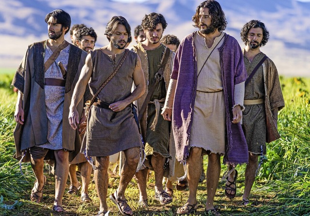 Ein Szenenbild aus &#8222;The Chosen&#8220; zeigt Jesus mit einigen Jngern  | Foto: Vidangel Studios