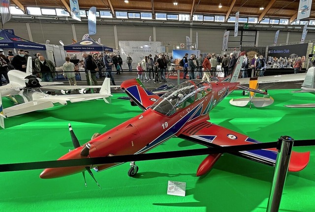 Eindruck von der Modellbaumesse in Fri...afen, hier das Flugzeug Pilatus PC 21.  | Foto: Privat