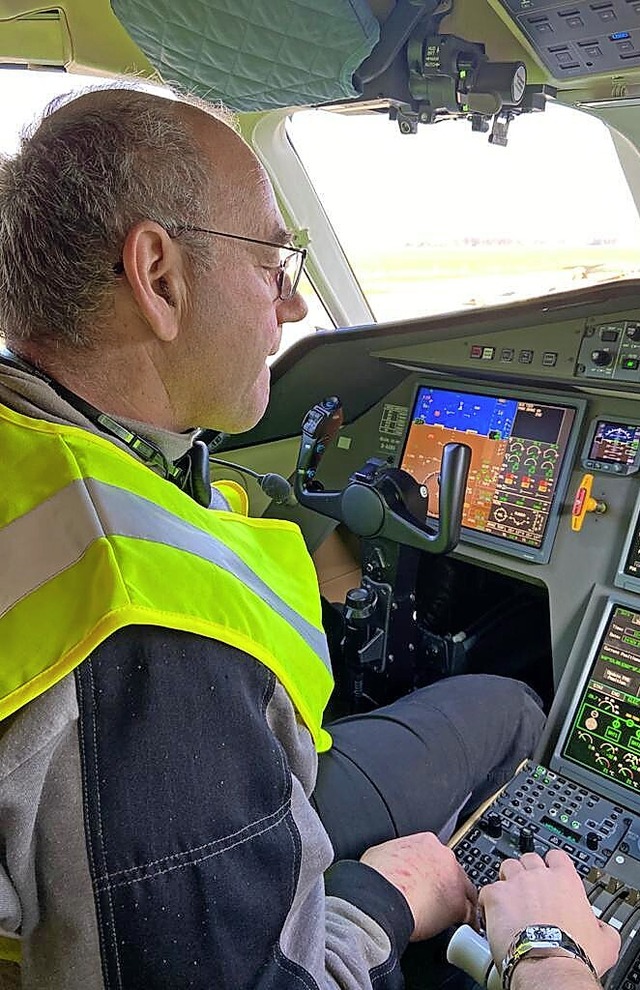 Andreas Maurer im Cockpit eines Flugzeugs  | Foto: Privat