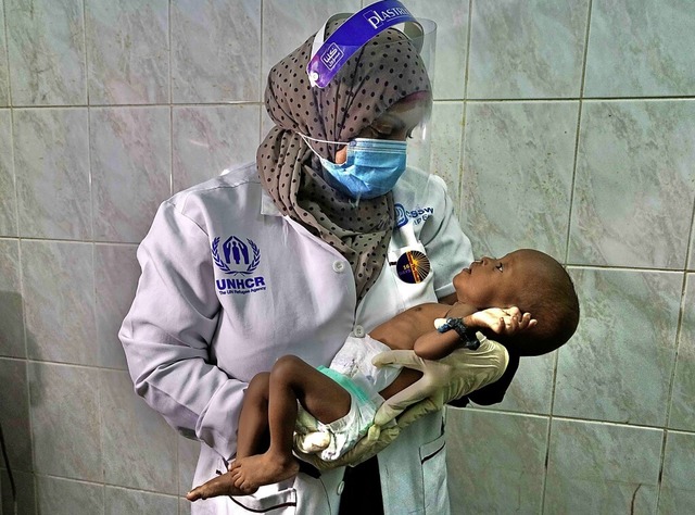 Eine rztin hlt ein unterernhrtes Baby in einer  Klinik im Jemen im Arm.  | Foto: Giles Clarke (dpa)