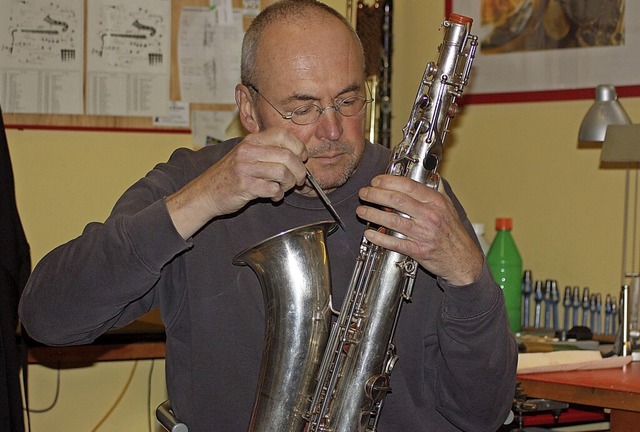 Blechblasinstrumentenmacher Martin Sch...tatt bei der Reparatur eines Saxophons  | Foto: Lilli Messmer