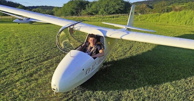 Yannis Pieles darf schon kleine Maschinen selbst fliegen.  | Foto: Privat