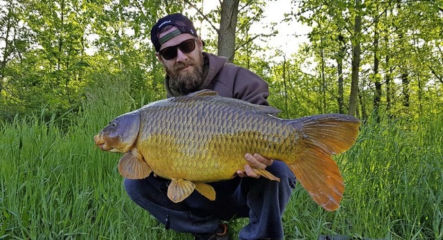 Florian Zink prsentiert hier einen be...chtigen Fang: einen mchtigen Karpfen.  | Foto: Privat