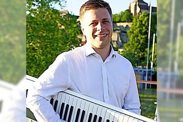 Fr Schler spielt er auch Anime-Lieder