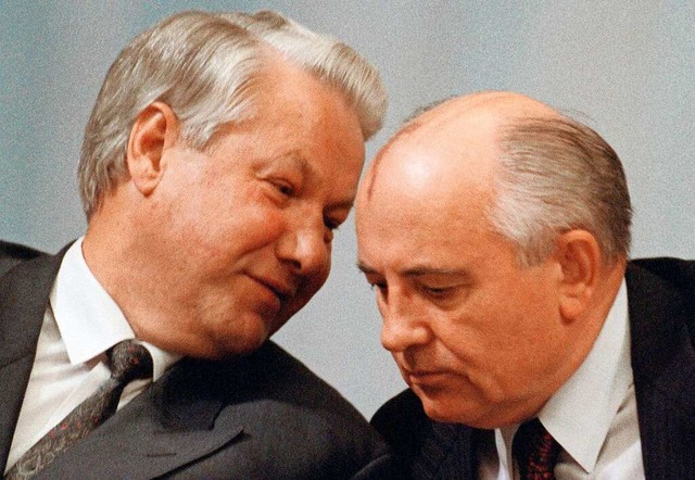 Jelzin im Austausch mit seinem Vorgnger Gorbatschow.  | Foto: VITALY ARMAND