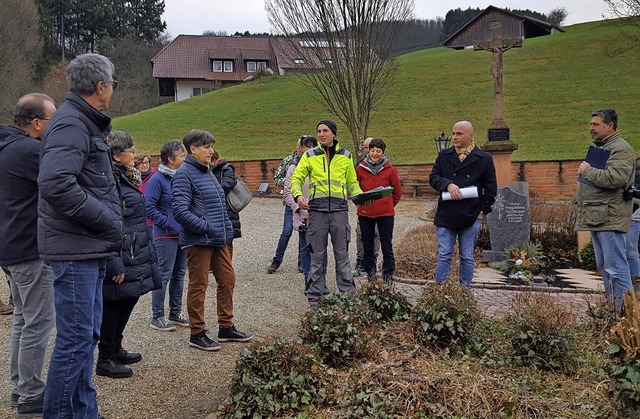 Etwa 30 Brger kamen zur Besichtigung ...auhofleiter Dominik Schtzle (Mitte).   | Foto: Beate Zehnle-Lehmann