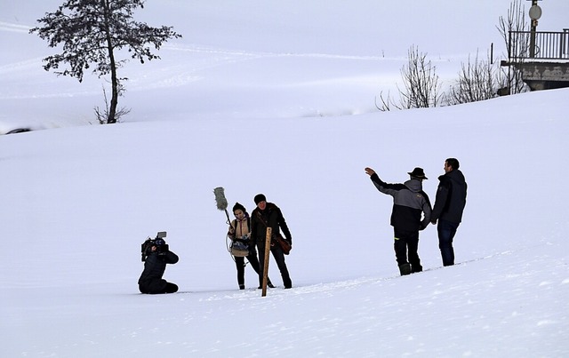 Landwirt Wursthorn zeigt  Pressevertre...n-Wrttemberg  ein Wolf ein Kalb riss.  | Foto: Otto Schnekenburger