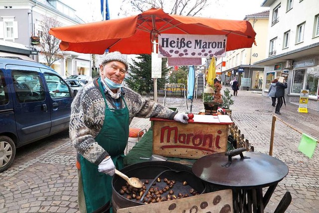 Der Knstler Friedemann Hergarten im N... 2020 an seinem Maronistand<ppp></ppp>  | Foto: Dorothee Philipp