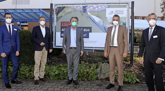 Manfred Lucha (Mitte) mit Mathias Hals...raemer, Medizinischer Direktor (v. l.)  | Foto: Ortenau-Klinikum