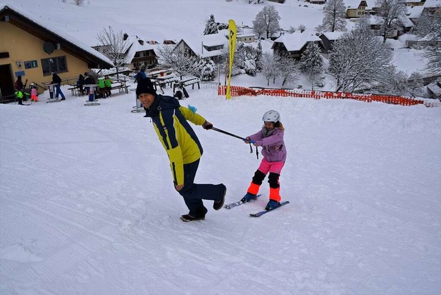 Diese junge Skifahrerin hat ihren  eigenem &#8222;Lift&#8220; mitgebracht.  | Foto: Ulrike Jger