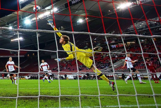 VfB-Keeper Florian Mller kann den Sch...nicht halten &#8211; 1:0 fr Mnchen.   | Foto: Tom Weller (dpa)